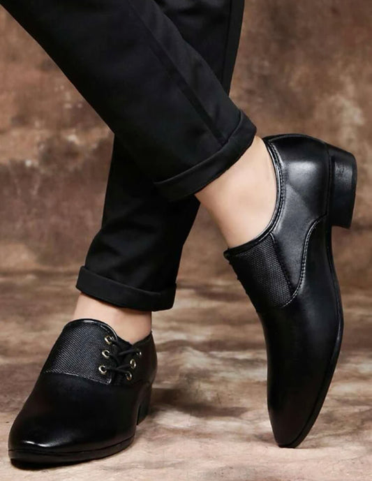 Men’s lace-up front Oxford shoes