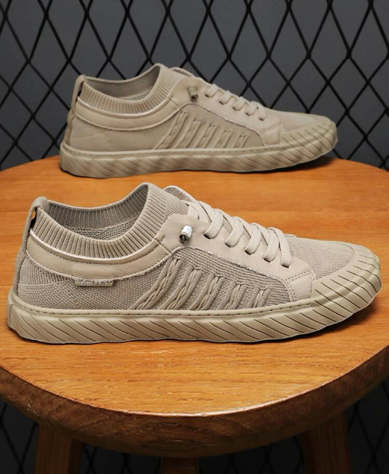Men’s lace-up front skate shoes