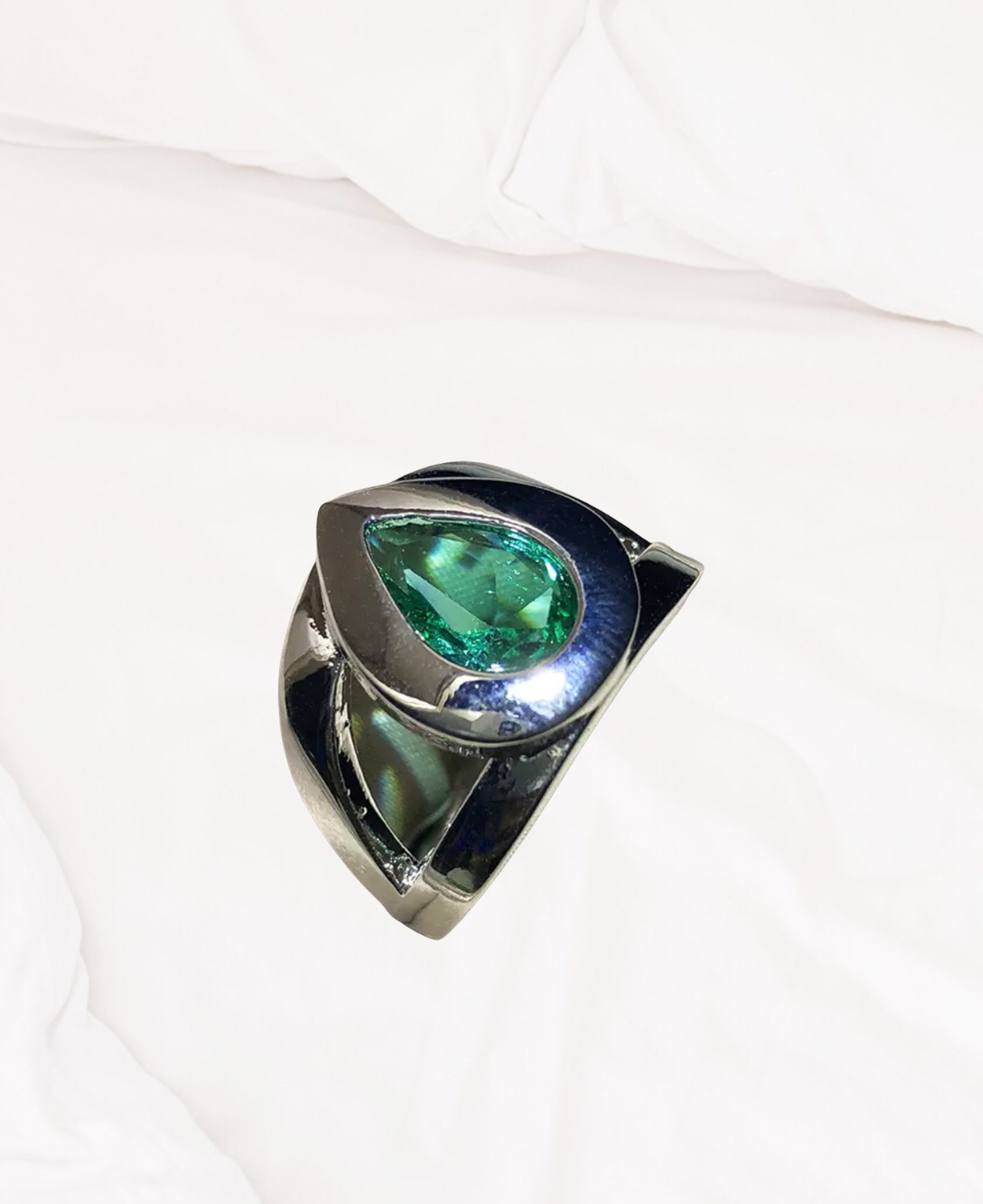 Classic Charm High Quality Big Tear Drop Green Crystal Ring. Size 8.