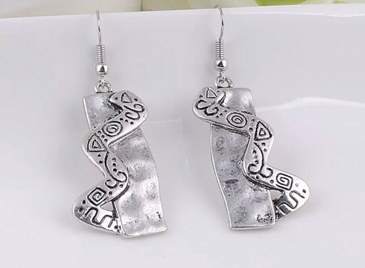 The latest fashion retro palace carved earrings