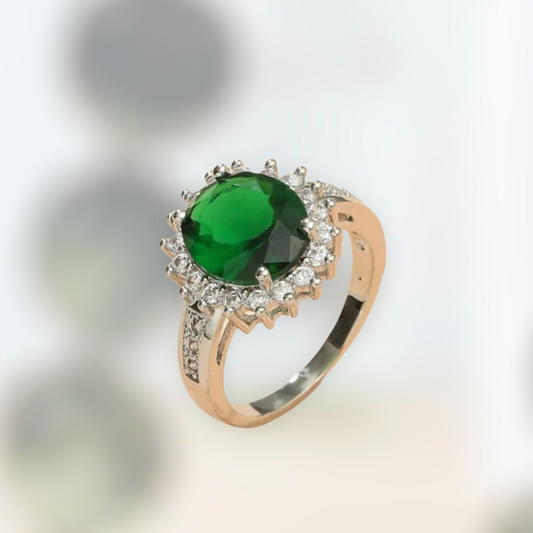 Emerald zircon decor ring. Size 8.