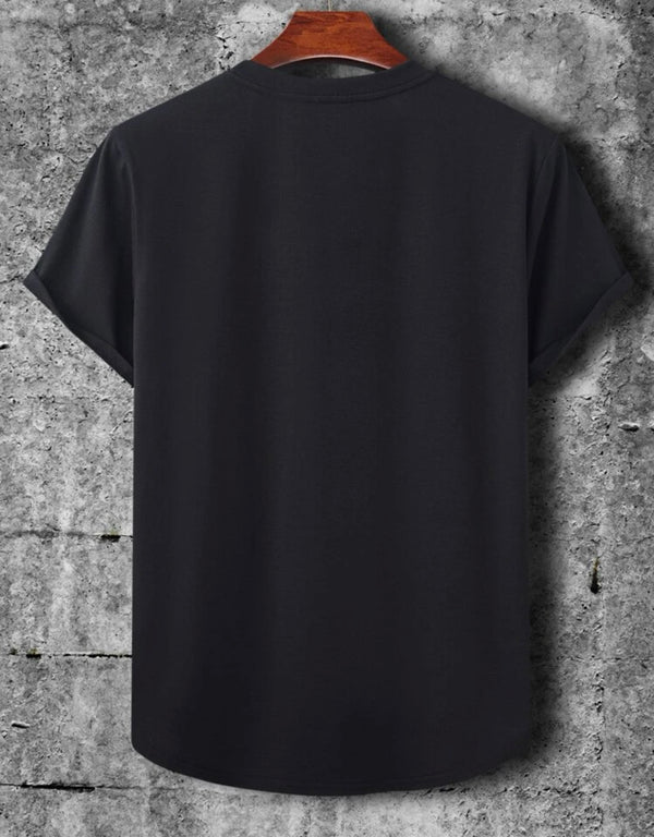 Black men’s graphic curved hem tee without necklace