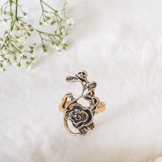 Flower decor ring. Adjustable in size.