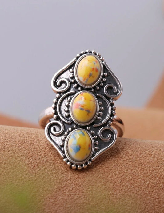 Caribbean style three stone vintage decor ring. Size 8.