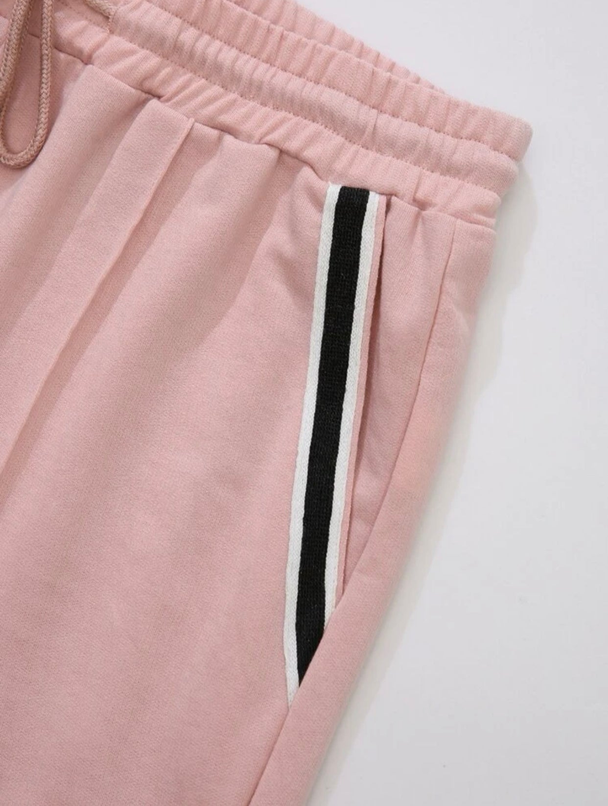 Men’s contrast tape tee with drawstring waist shorts