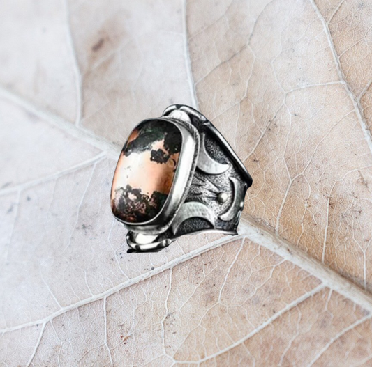 Retro and unique statement ring. Size 8.