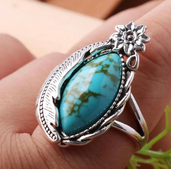 Beautiful turquoise decor ring. Size 8.