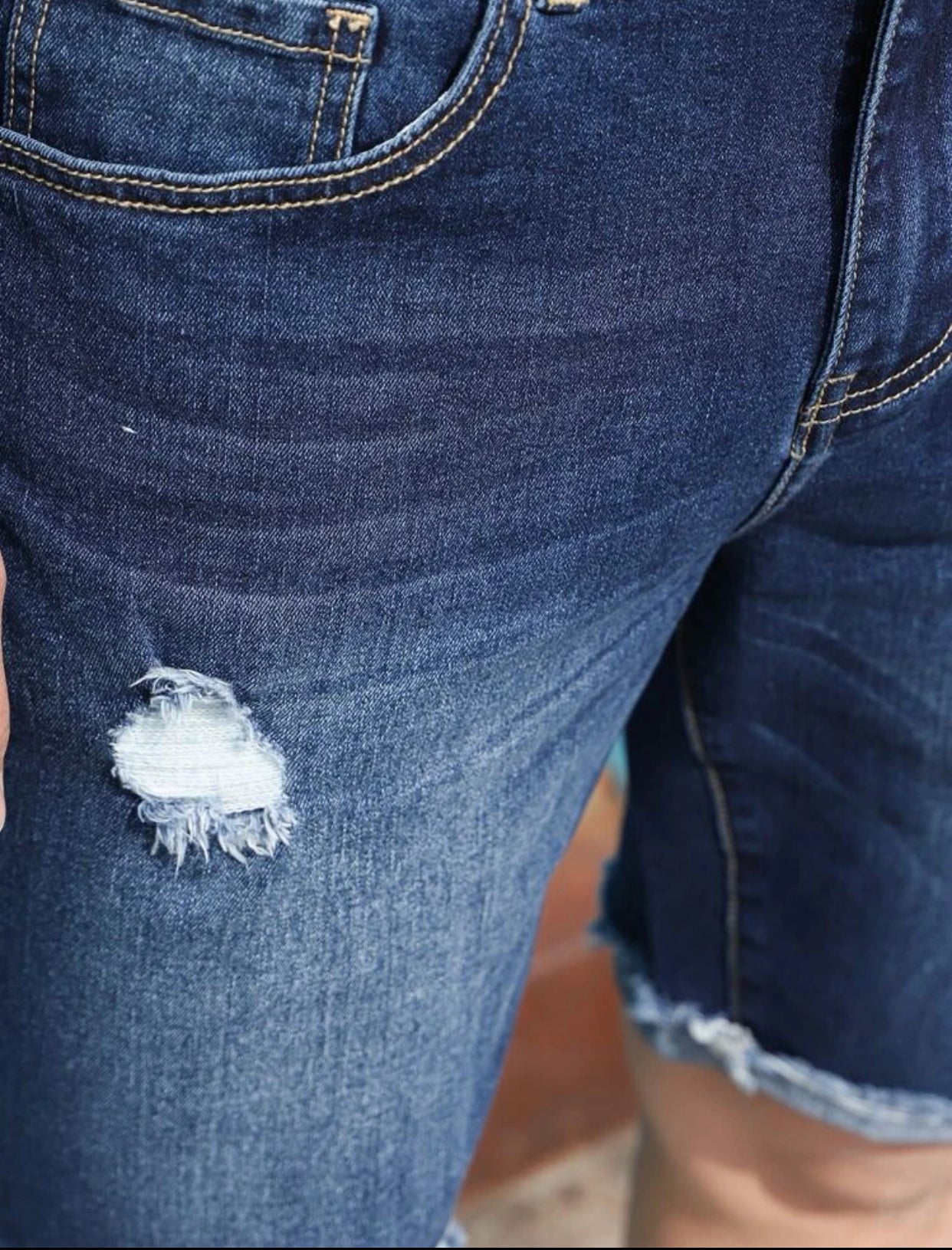 Men’s ripped frayed trim bleach wash denim shorts